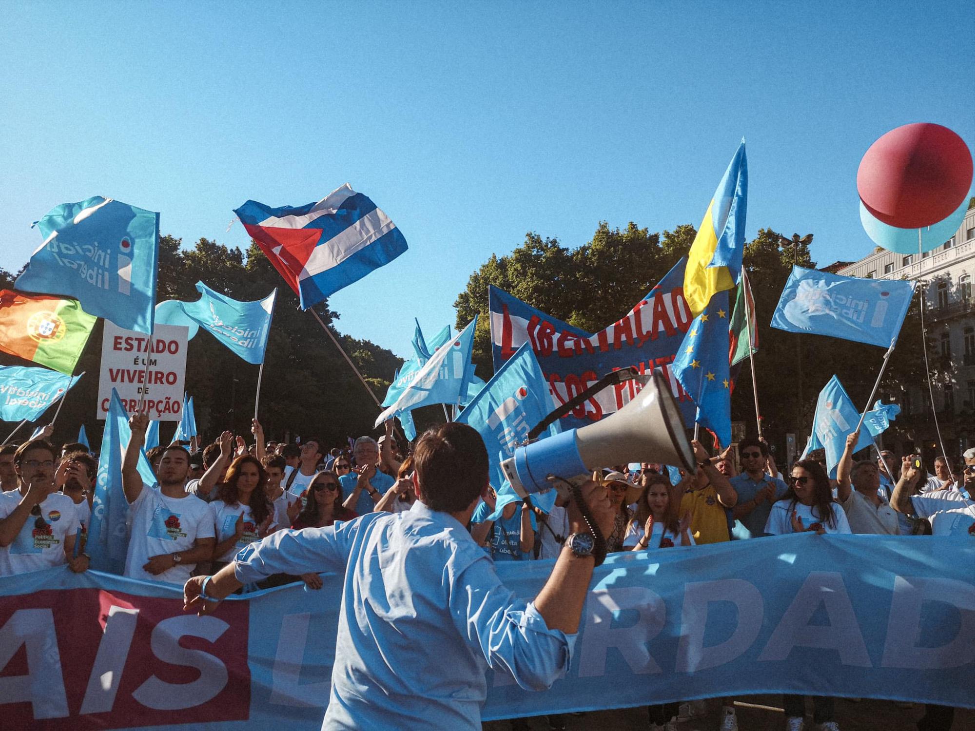 Iniciativa Liberal e STOP foram destaques no desfile do 25 de Abril