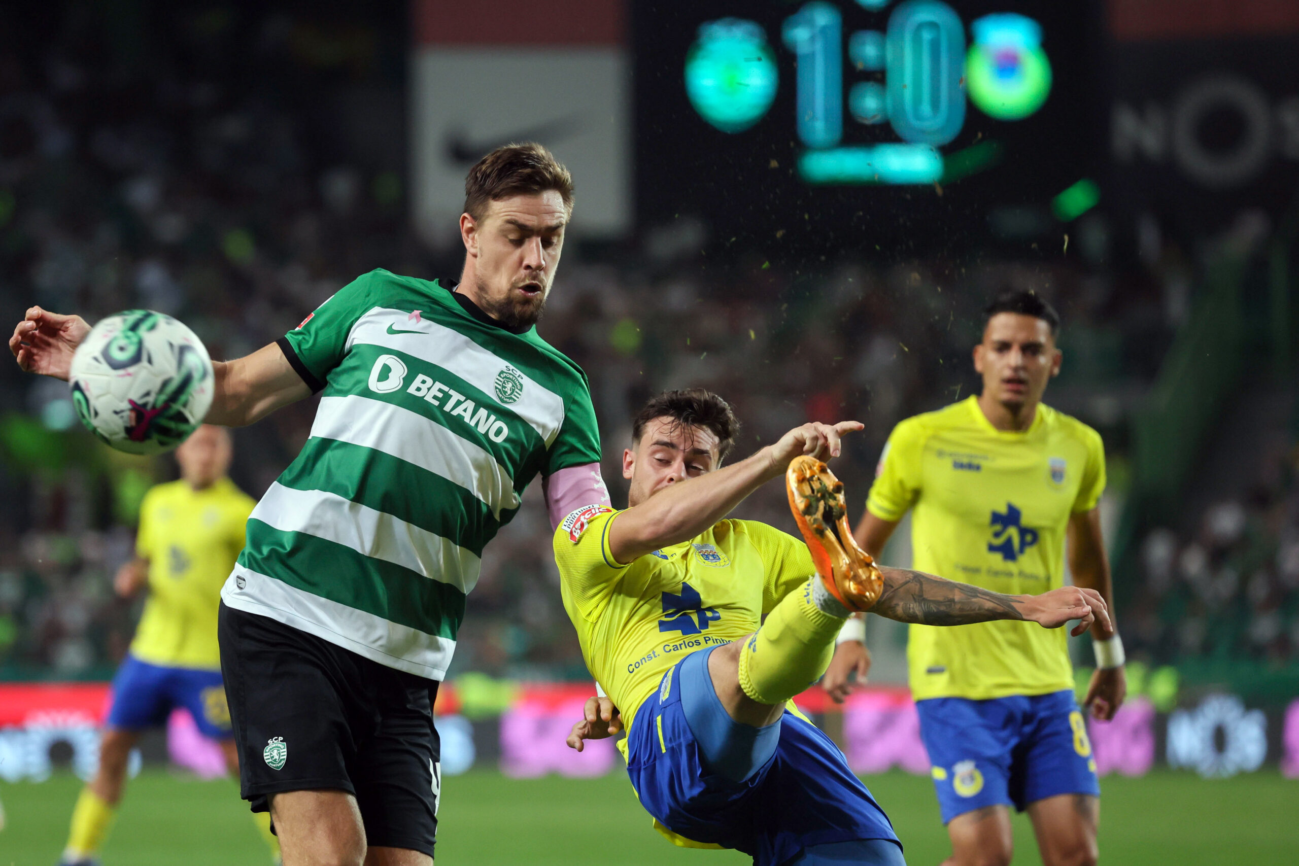 Sporting vence o Arouca em Alvalade em jogo com duas expulsões